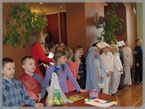 DPS Wi�ckowice - Wyst�p artystyczny dzieci ze Szko�y Podstawowej z Brzezia 